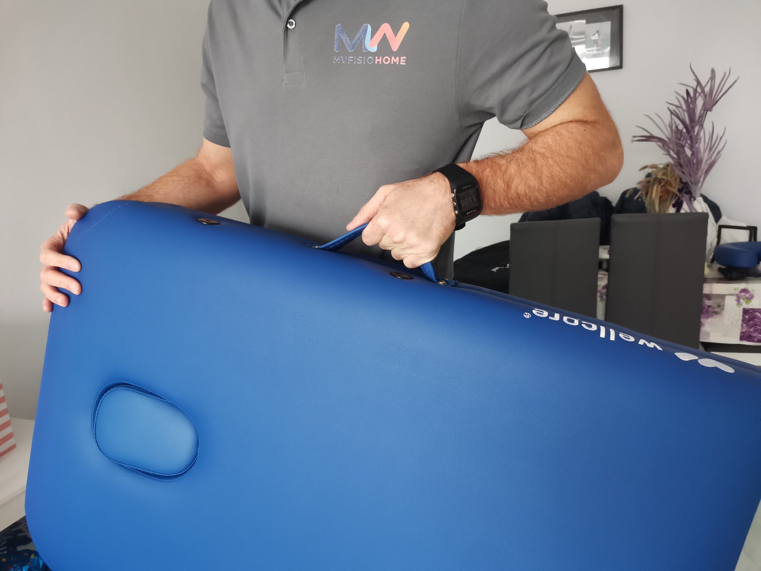 Fisioterapeuta de MVFisioHome preparando el material para el tratamiento