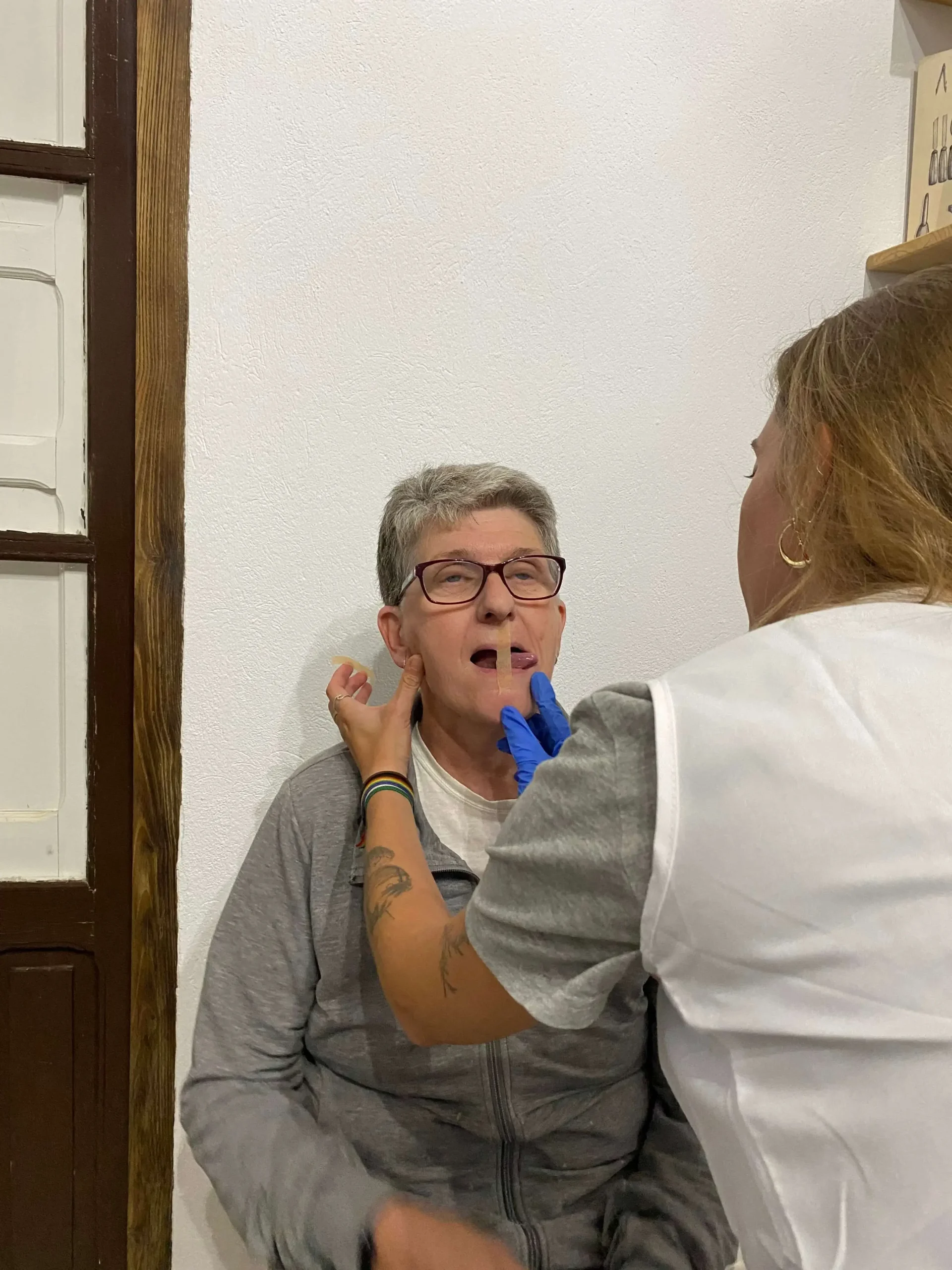 Iris Casado Romero, logopeda a domicilio, trabajando con una paciente en Sevilla