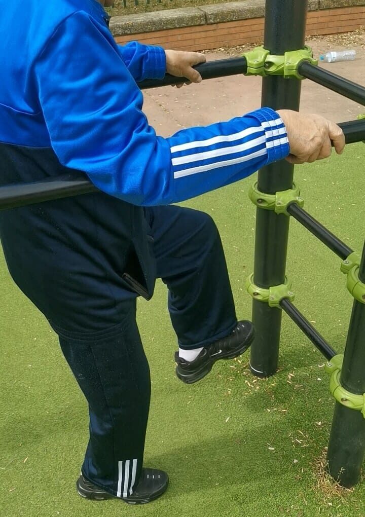 Fisioterapeuta atendiendo a paciente mayor en domicilio