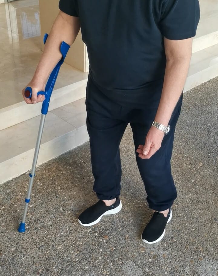 Rehabilitación de la marcha a domicilio en Sevilla Rehabilitación de la marcha con muleta durante sesión de fisioterapia neurológica a domicilio en Sevilla