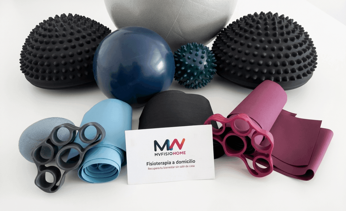 Material de fisioterapia neurológica a domicilio: pelotas, bandas elásticas y platos de equilibrio
